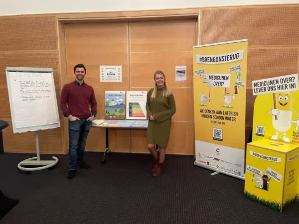 Bob Scheiberlich (lid van Groene OK) en Demi van Klink (beleidsadviseur duurzaamheid) stonden eind januari op de markt ‘ETZ bouwt de toekomst’ met een stand van Groen ziekenhuis. Hier is Rik Retour geïntroduceerd.