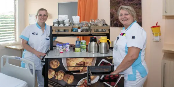 Twee zorgassistenten op de afdeling Longgeneeskunde.