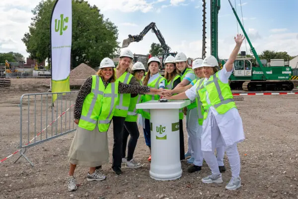 Medewerkers van het ETZ en van de Huisartsenspoedpost PrimaCura gaven samen het startsein voor de nieuwbouw - Foto: ETZ Medische Fotografie - Maria van der Heyden