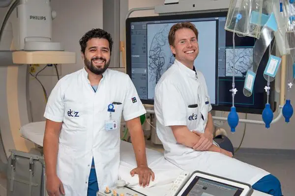 De radiologen Issam Boukrab (l.) en Hans Kortman zijn blij met de erkenning. FOTO: ETZ Fotografie & Film