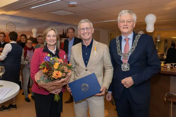 Op woensdag 11 december 2024 werd orthopedisch chirurg Jacob Caron (mi) verrast door de Tilburgse burgemeester Theo Weterings.