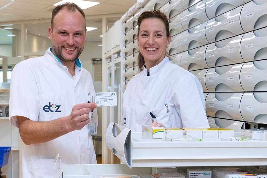 Klinisch chemicus Remco van Horssen en apotheker Maureen ter Laak tonen de Farmacogenetica Pas. Foto: Ellen den Ouden.