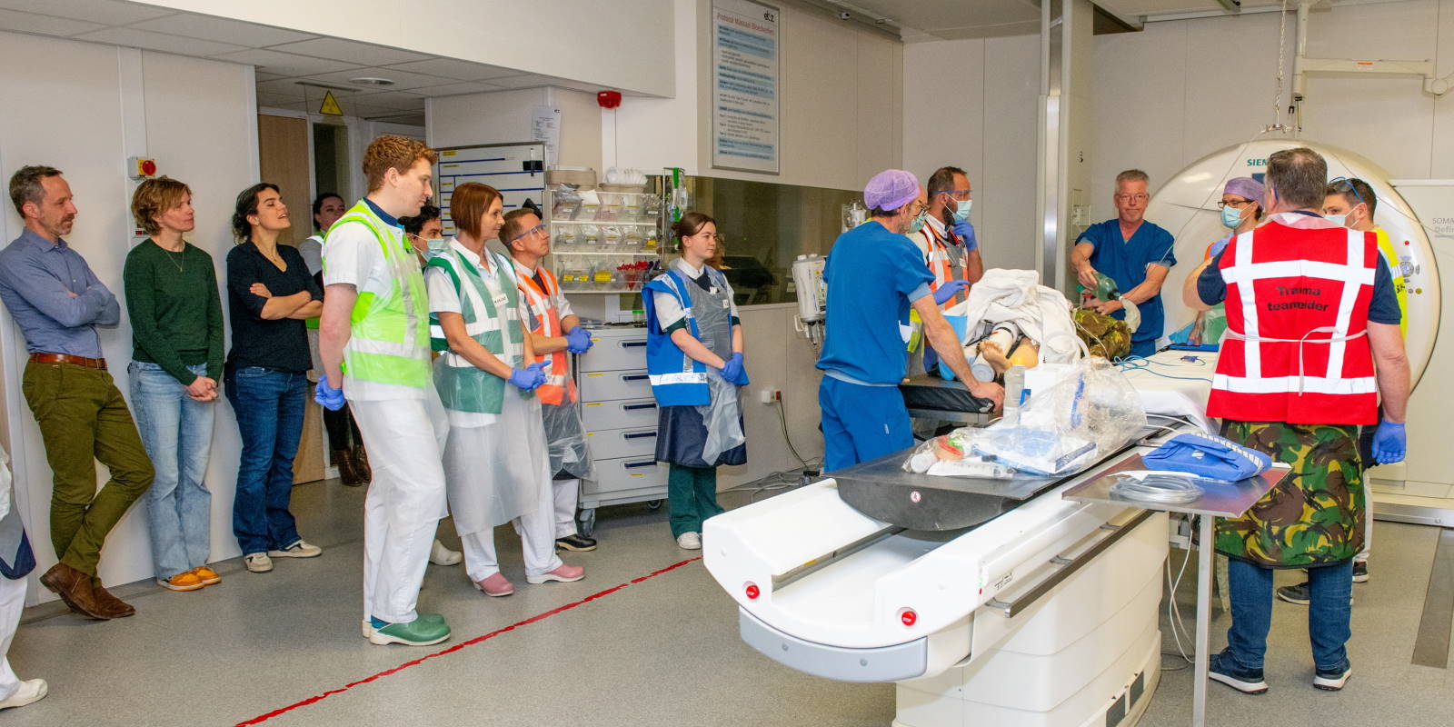 Het traumateam van het ETZ oefent onder toeziend oog van de collega’s van Radboudumc een complexe casus. Foto's: ETZ/Ellen den Ouden