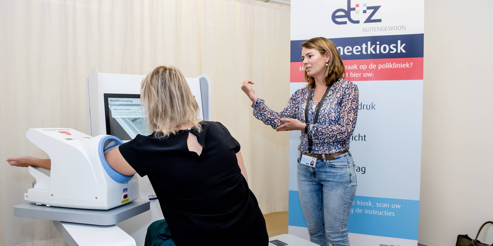 Een patiënt krijgt instructies voor de Zelfmeetkiosk. Foto: ETZ/Maria van der Heyden