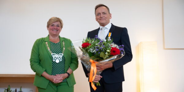 Burgemeester Kalfs en Gerard van Berlo met zijn net uitgereikte Ridderorde