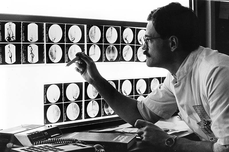 Eerste röntgen angiografieonderzoek in het St. Elisabeth Ziekenhuis, Tilburg (1974).