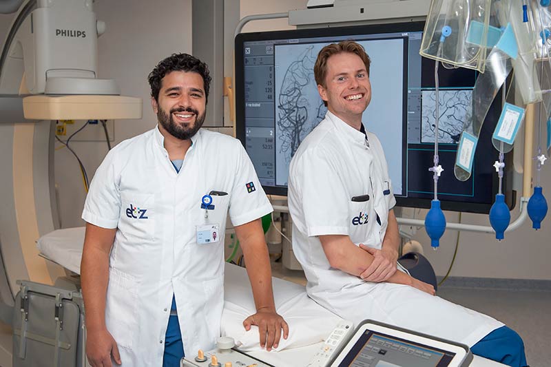 De radiologen Issam Boukrab (l.) en Hans Kortman zijn blij met de erkenning. FOTO: ETZ Fotografie & Film