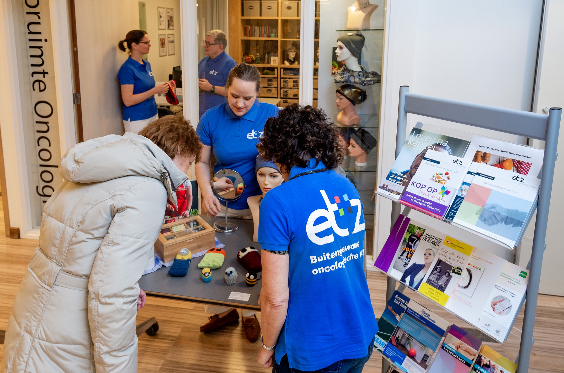 Medewerkers en bezoekers bij een stand van Inloopruimte Oncologie & Hematologie